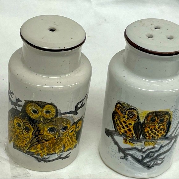 Vintage Enesco ceramic owl salt & pepper shakers sz 4x2 - Picture 1 of 7